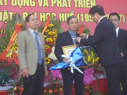 Huế: Hiệu trưởng đón nhận Huân chương Lao động hạng ba trong ngày thành lập trường 