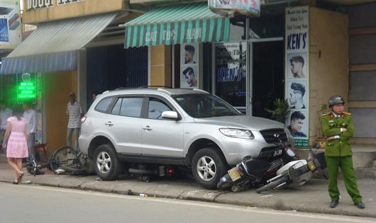Ô tô “điên” lao lên vỉa hè, cày nát hàng loạt xe máy