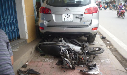 Ô tô “điên” lao lên vỉa hè, cày nát hàng loạt xe máy