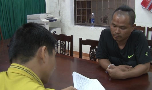 Cảnh sát bao vây quán nhậu, bắt đối tượng trốn nã ở Huế