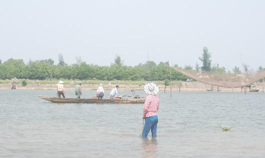 Trộm xuồng tắm sông, 2 học sinh chết đuối