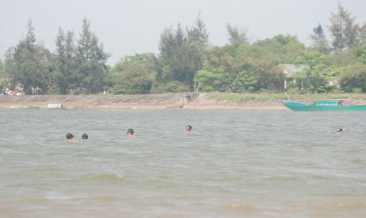 Trộm xuồng tắm sông, 2 học sinh chết đuối