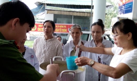 Công an thị xã Hương Trà: “Nồi cháo yêu thương” đến bệnh nhân nghèo
