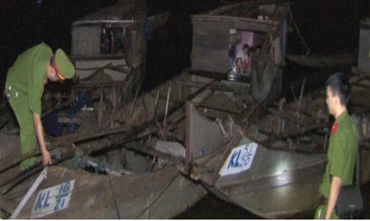 Bắt quả tang 03 thuyền khai thác cát trên sông Hương