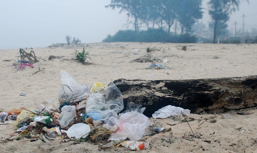 Du khách kêu trời khi đến bãi biển Thuận An