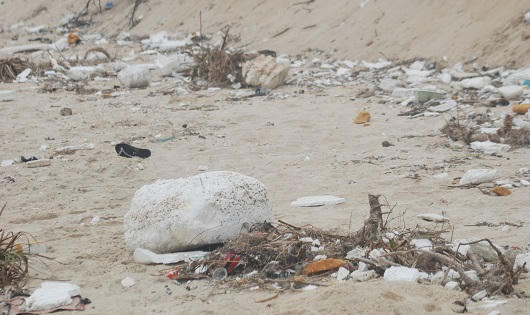 Du khách kêu trời khi đến bãi biển Thuận An