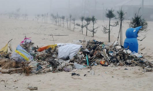 Du khách kêu trời khi đến bãi biển Thuận An