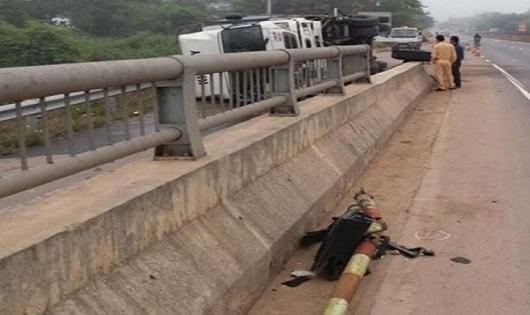 Quảng Trị: Đâm bay biển báo giao thông, xe tải chắn ngang Quốc lộ