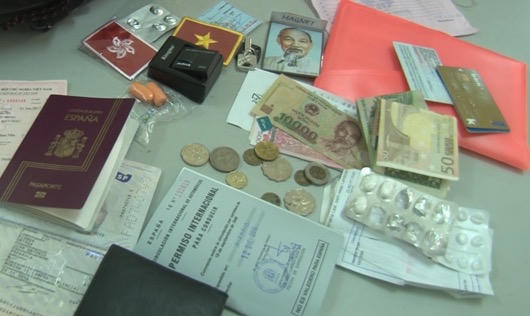 Huế: Du khách nước ngoài được trả lại túi xách