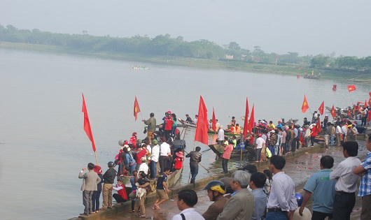 Sôi nổi đua thuyền kỷ niệm 110 năm ngày sinh Cố Tổng Bí thư Lê Duẩn