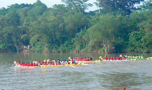 Sôi nổi đua thuyền kỷ niệm 110 năm ngày sinh Cố Tổng Bí thư Lê Duẩn