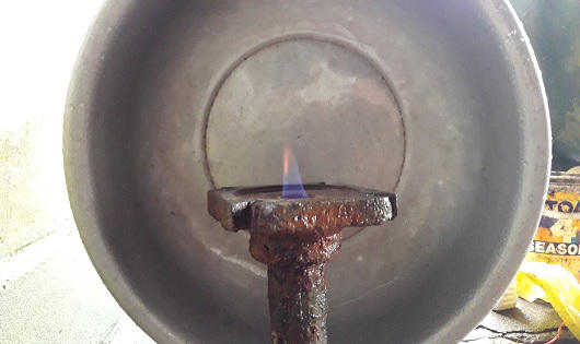 Kỳ lạ giếng khoan châm nước bùng lửa nấu được lẩu suốt 10 năm