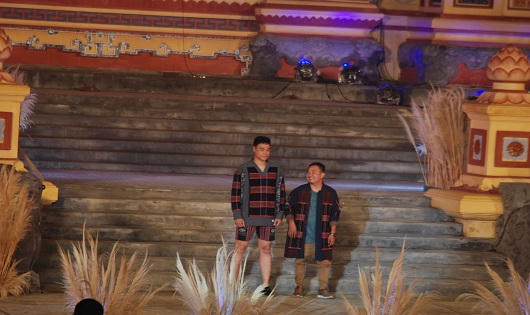 Độc đáo trang phục châu Á bên dòng Hương giang