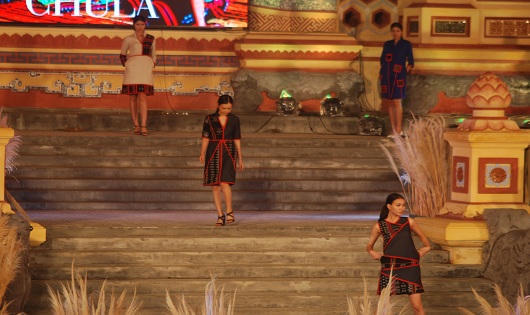 Độc đáo trang phục châu Á bên dòng Hương giang