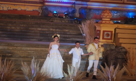 Độc đáo trang phục châu Á bên dòng Hương giang