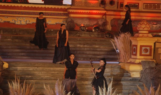 Độc đáo trang phục châu Á bên dòng Hương giang