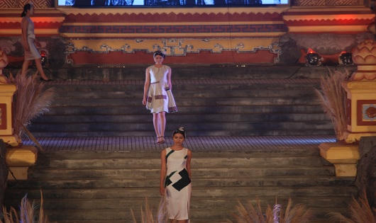 Độc đáo trang phục châu Á bên dòng Hương giang