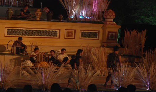 Độc đáo trang phục châu Á bên dòng Hương giang