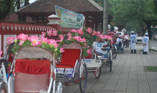 Mặc áo dài đến Huế, du khách được ngồi xích lô miễn phí thăm phố phường