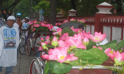 Mặc áo dài đến Huế, du khách được ngồi xích lô miễn phí thăm phố phường