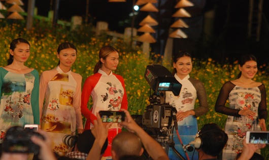 Đậm chất Huế trong đêm Lễ hội Áo Dài