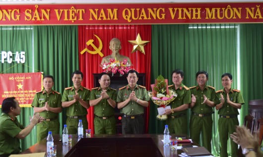 Thưởng nóng Ban chuyên án bắt đối tượng cướp tiệm vàng