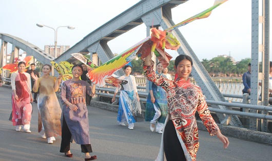 Chùm ảnh trang trọng Lễ rước tôn vinh nghệ nhân, làng nghề