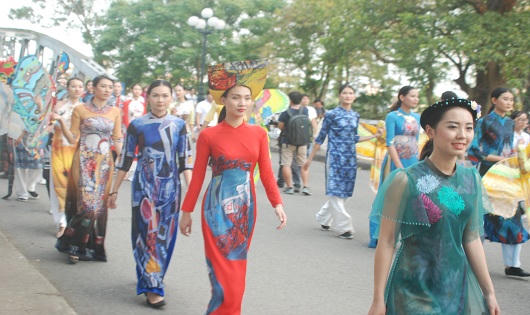 Chùm ảnh trang trọng Lễ rước tôn vinh nghệ nhân, làng nghề