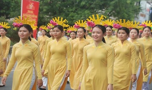 Chùm ảnh trang trọng Lễ rước tôn vinh nghệ nhân, làng nghề