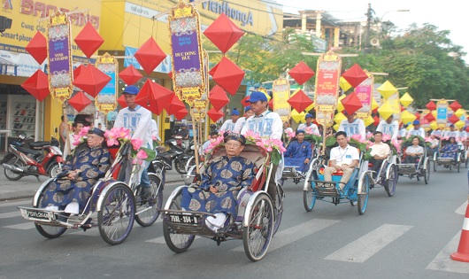 Chùm ảnh trang trọng Lễ rước tôn vinh nghệ nhân, làng nghề