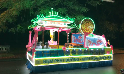 Huế: Hàng nghìn người đội mưa xem Lễ rước Phật bằng xe hoa 
