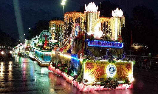 Huế: Hàng nghìn người đội mưa xem Lễ rước Phật bằng xe hoa 
