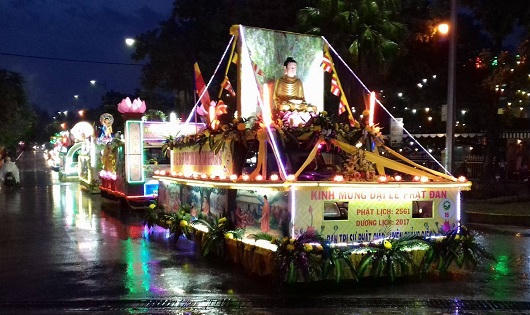 Huế: Hàng nghìn người đội mưa xem Lễ rước Phật bằng xe hoa 