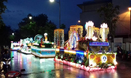 Huế: Hàng nghìn người đội mưa xem Lễ rước Phật bằng xe hoa 