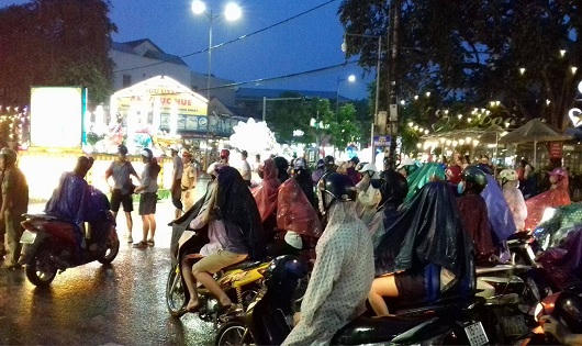 Huế: Hàng nghìn người đội mưa xem Lễ rước Phật bằng xe hoa 