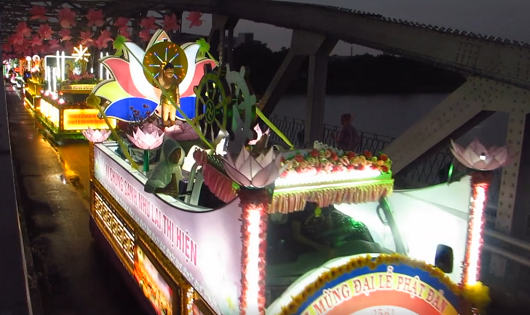 Huế: Hàng nghìn người đội mưa xem Lễ rước Phật bằng xe hoa 