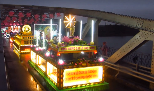 Huế: Hàng nghìn người đội mưa xem Lễ rước Phật bằng xe hoa 