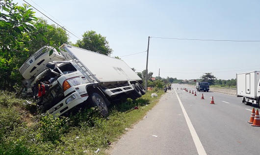 Dừng ô tô bên đường, tài xế bị xe tải tông chết