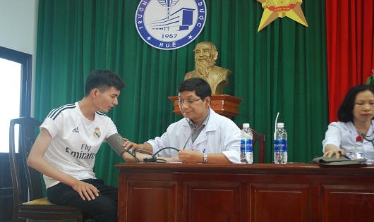 Huế: Hàng ngàn bạn trẻ hăng hái đi hiến máu giữa trời nóng bức