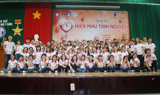 Huế: Hàng ngàn bạn trẻ hăng hái đi hiến máu giữa trời nóng bức