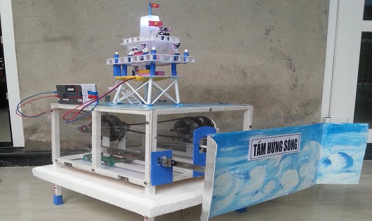 3 học sinh Huế chế tạo Hệ thống phát điện từ năng lượng sóng biển  