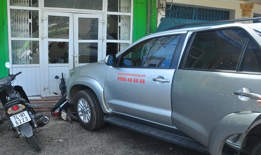 Dừng đèn đỏ ô tô tải cũng gây họa