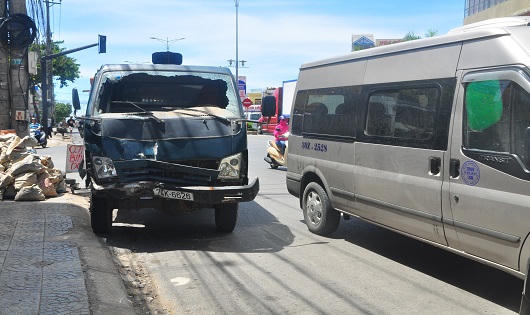 Dừng đèn đỏ ô tô tải cũng gây họa