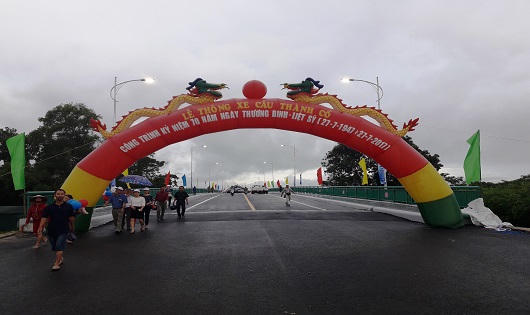 Thông xe cây cầu kết nối đôi bờ dòng sông Thạch Hãn huyền thoại