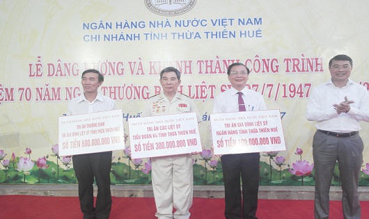 TT- Huế: NHNN Việt Nam tổ chức lễ dâng hương và khánh thành Bia tưởng niệm các anh hùng liệt sĩ