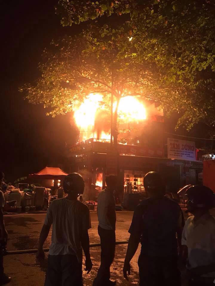 Cháy cửa hàng điện nước trong đêm, hàng trăm người dân tham gia dập lửa