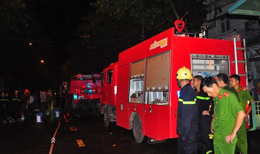 Cháy cửa hàng điện nước trong đêm, hàng trăm người dân tham gia dập lửa