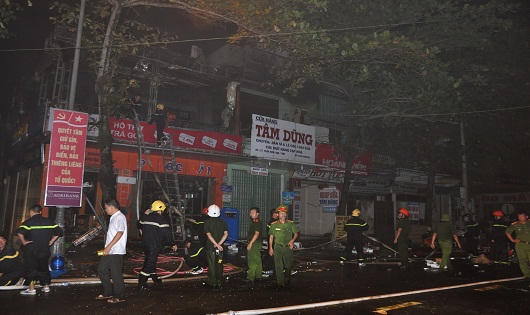 Cháy cửa hàng điện nước trong đêm, hàng trăm người dân tham gia dập lửa
