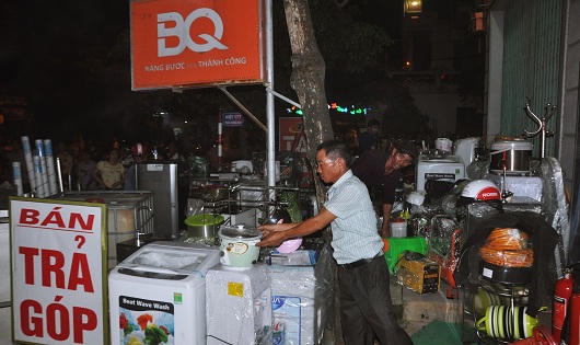 Cháy cửa hàng điện nước trong đêm, hàng trăm người dân tham gia dập lửa