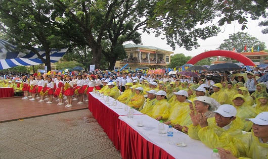 Quảng Trị: Hàng ngàn người dầm mưa, xem “cậu bé Google” vô địch Olympia 2017